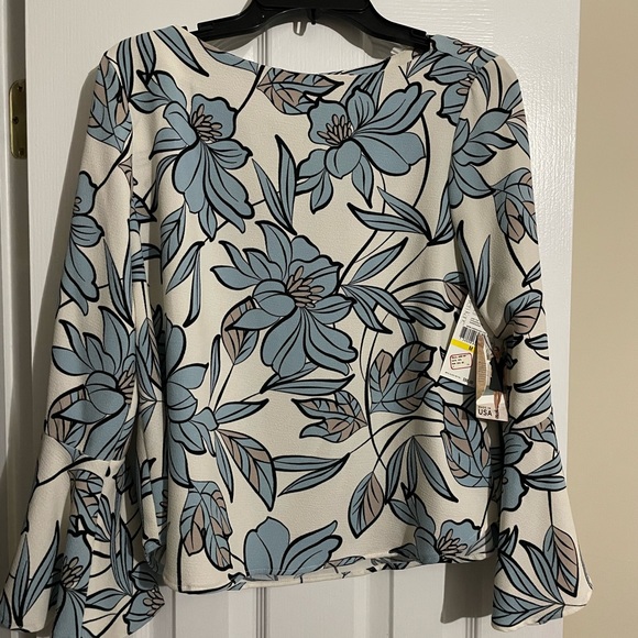 Karen Kane womens top. Floral / blue with nice sleeve detail. NWT - Picture 2 of 2